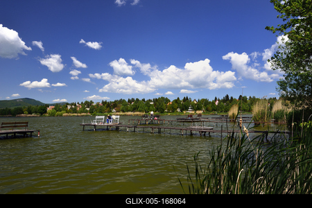 A börzsöny lábánál található festõi környezetben a diósjenõi tó-stock-foto