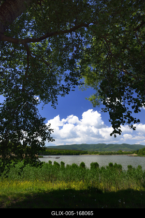 A börzsöny lábánál található festõi környezetben a diósjenõi tó-stock-foto