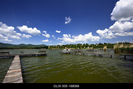 A börzsöny lábánál található festõi környezetben a diósjenõi tó-stock-foto