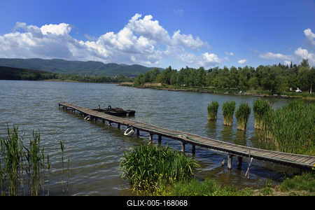 A börzsöny lábánál található festõi környezetben a diósjenõi tó-stock-foto
