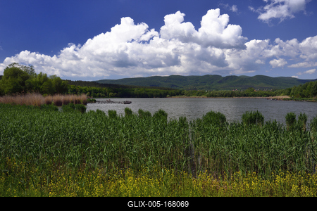 A börzsöny lábánál található festõi környezetben a diósjenõi tó-stock-foto