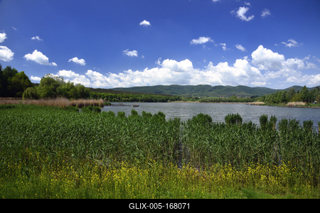 A börzsöny lábánál található festõi környezetben a diósjenõi tó-stock-foto