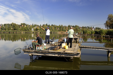 A börzsöny lábánál található festõi környezetben a diósjenõi tó-stock-foto