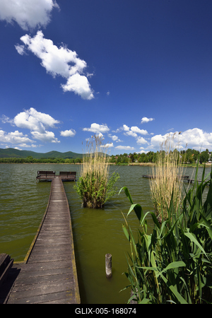 A börzsöny lábánál található festõi környezetben a diósjenõi tó-stock-foto