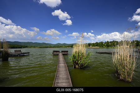 A börzsöny lábánál található festõi környezetben a diósjenõi tó-stock-foto