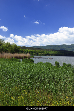 A börzsöny lábánál található festõi környezetben a diósjenõi tó-stock-foto