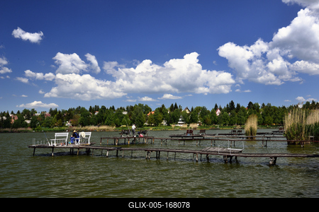 A börzsöny lábánál található festõi környezetben a diósjenõi tó-stock-foto