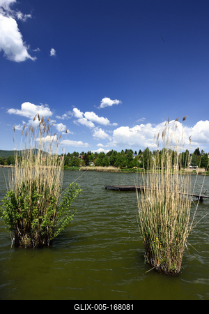 A börzsöny lábánál található festõi környezetben a diósjenõi tó-stock-foto