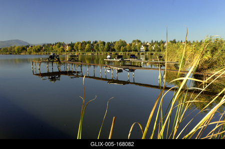 A börzsöny lábánál található festõi környezetben a diósjenõi tó-stock-foto