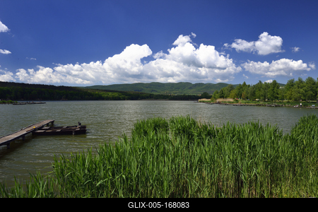 A börzsöny lábánál található festõi környezetben a diósjenõi tó-stock-foto