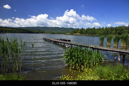 A börzsöny lábánál található festõi környezetben a diósjenõi tó-stock-foto