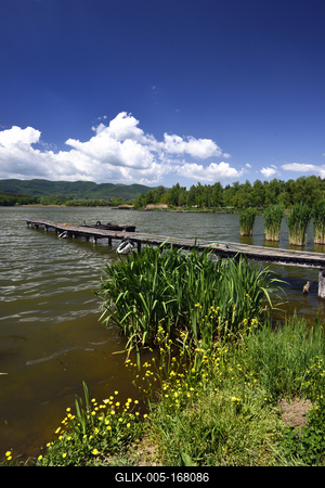 A börzsöny lábánál található festõi környezetben a diósjenõi tó-stock-foto