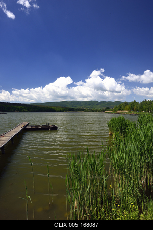 A börzsöny lábánál található festõi környezetben a diósjenõi tó-stock-foto