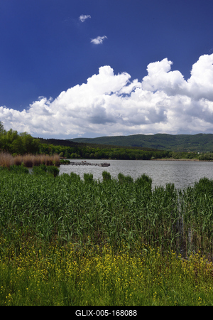 A börzsöny lábánál található festõi környezetben a diósjenõi tó-stock-foto
