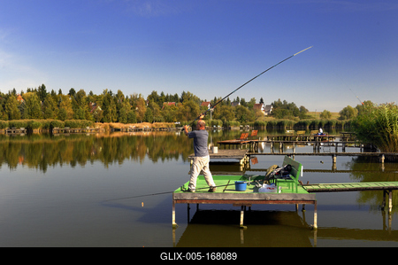 A börzsöny lábánál található festõi környezetben a diósjenõi tó-stock-foto