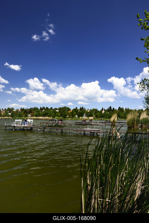 A börzsöny lábánál található festõi környezetben a diósjenõi tó-stock-foto