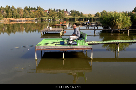 A börzsöny lábánál található festõi környezetben a diósjenõi tó-stock-foto