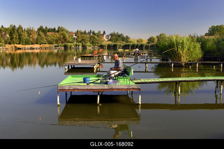 A börzsöny lábánál található festõi környezetben a diósjenõi tó-stock-foto