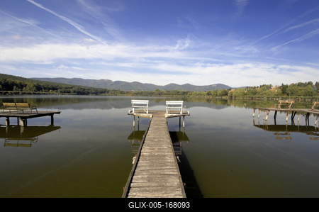 A börzsöny lábánál található festõi környezetben a diósjenõi tó-stock-foto