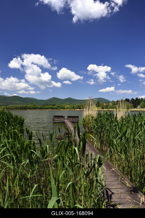 A börzsöny lábánál található festõi környezetben a diósjenõi tó-stock-foto