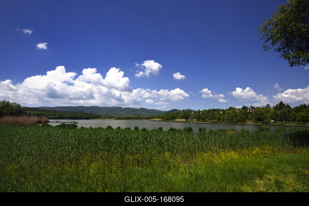 A börzsöny lábánál található festõi környezetben a diósjenõi tó-stock-foto