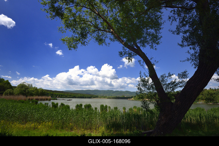 A börzsöny lábánál található festõi környezetben a diósjenõi tó-stock-foto
