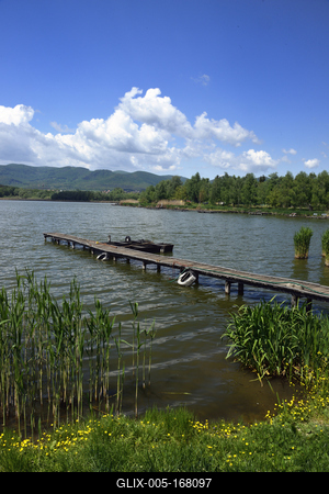 A börzsöny lábánál található festõi környezetben a diósjenõi tó-stock-foto