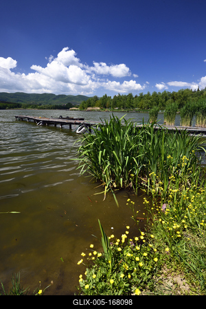 A börzsöny lábánál található festõi környezetben a diósjenõi tó-stock-foto