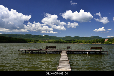 A börzsöny lábánál található festõi környezetben a diósjenõi tó-stock-foto