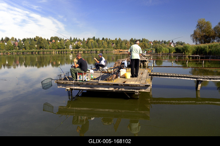 A börzsöny lábánál található festõi környezetben a diósjenõi tó-stock-foto