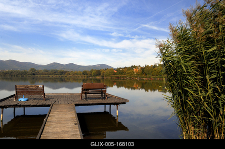 A börzsöny lábánál található festõi környezetben a diósjenõi tó-stock-foto