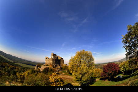 Hollókõ népi építészetérõl és váráról ismert település a Cserhát hegységben, amely a világörökség része-stock-foto