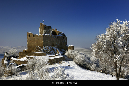 Hollókõ népi építészetérõl és váráról ismert település a Cserhát hegységben, amely a világörökség része télen-stock-foto
