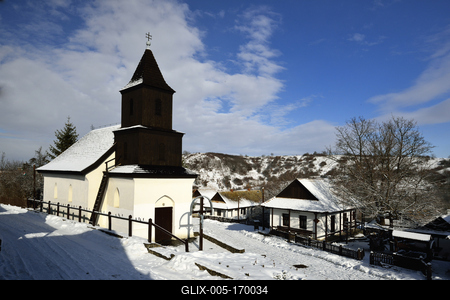 Hollókõ népi építészetérõl és váráról ismert település a Cserhát hegységben, amely a világörökség része télen-stock-foto