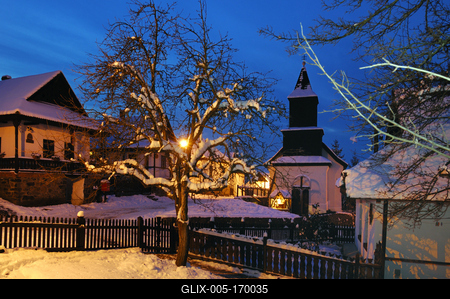 Hollókõ népi építészetérõl és váráról ismert település a Cserhát hegységben, amely a világörökség része télen-stock-foto