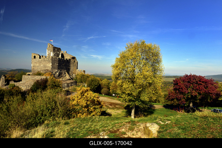 Hollókõ népi építészetérõl és váráról ismert település a Cserhát hegységben, amely a világörökség része-stock-foto