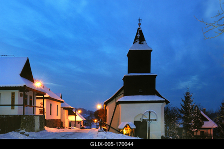 Hollókõ népi építészetérõl és váráról ismert település a Cserhát hegységben, amely a világörökség része télen-stock-foto