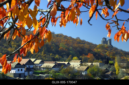 Hollókõ népi építészetérõl és váráról ismert település a Cserhát hegységben, amely a világörökség része-stock-foto