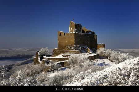 Hollókõ népi építészetérõl és váráról ismert település a Cserhát hegységben, amely a világörökség része télen-stock-foto