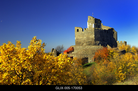 Hollókõ népi építészetérõl és váráról ismert település a Cserhát hegységben, amely a világörökség része-stock-foto