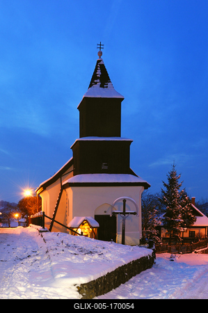Hollókõ népi építészetérõl és váráról ismert település a Cserhát hegységben, amely a világörökség része télen-stock-foto