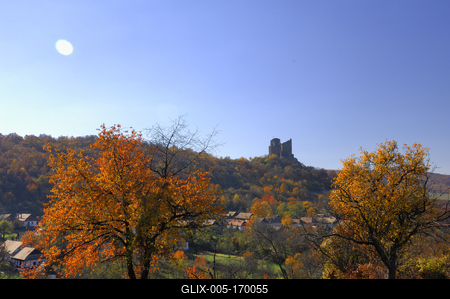 Hollókõ népi építészetérõl és váráról ismert település a Cserhát hegységben, amely a világörökség része-stock-foto