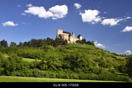 A boldogkõi vár a Hernád folyó völgyének keleti oldalán, Boldogkõváralja közvetlen közelében emelkedõ sziklaszirten álló középkori vár.-stock-foto