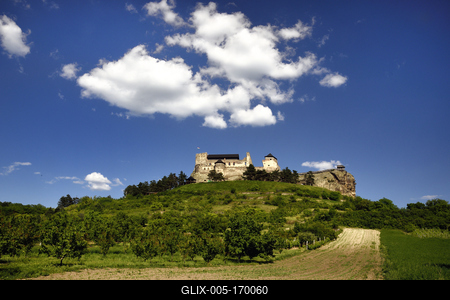 A boldogkõi vár a Hernád folyó völgyének keleti oldalán, Boldogkõváralja közvetlen közelében emelkedõ sziklaszirten álló középkori vár.-stock-foto
