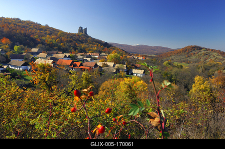 Hollókõ népi építészetérõl és váráról ismert település a Cserhát hegységben, amely a világörökség része-stock-foto