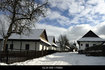 Hollókõ népi építészetérõl és váráról ismert település a Cserhát hegységben, amely a világörökség része télen-stock-foto