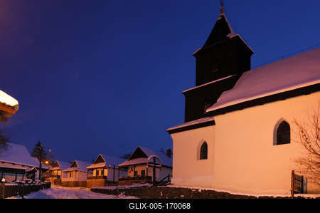 Hollókõ népi építészetérõl és váráról ismert település a Cserhát hegységben, amely a világörökség része télen-stock-foto