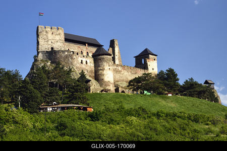 A boldogkõi vár a Hernád folyó völgyének keleti oldalán, Boldogkõváralja közvetlen közelében emelkedõ sziklaszirten álló középkori vár.-stock-foto