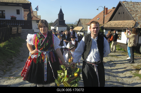 Hollókõ népi építészetérõl és váráról ismert település a Cserhát hegységben, amely a világörökség része-stock-foto