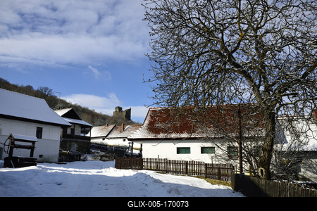 Hollókõ népi építészetérõl és váráról ismert település a Cserhát hegységben, amely a világörökség része télen-stock-foto